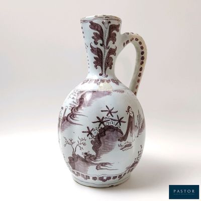 un vase blanc et marron posé sur une surface blanche