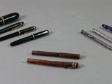 de nombreux stylos de toutes sortes posés sur une table