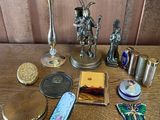 un grand nombre d'objets posés sur une table