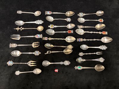 toutes ces cuillères qui sont sur la table