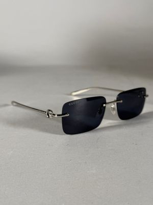 gros plan d'une paire de lunettes de soleil sur une table