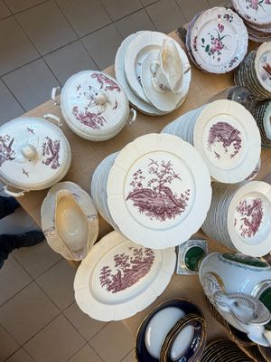 beaucoup d'assiettes et de bols sur la table