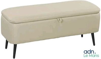 un banc blanc sur lequel est posé un coussin