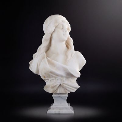 un buste de femme en marbre blanc sur un piédestal