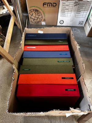 de nombreux cartons empilés sur le sol