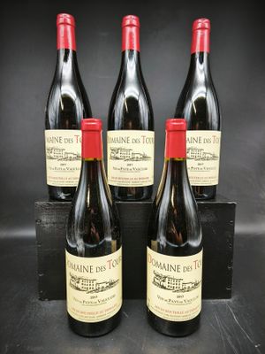 quatre bouteilles de vin sont posées sur une table noire
