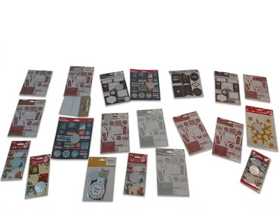 de nombreux types d'autocollants différents sur une surface blanche