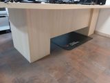 un ordinateur portable posé sur un bureau dans une pièce