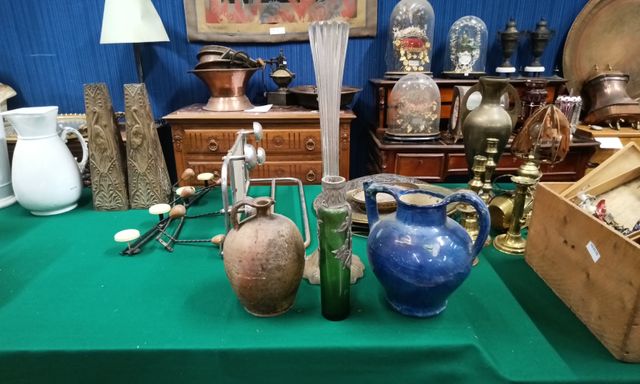 Lot de deux pichets engrais dont un émaillé, un vase soliflore en...