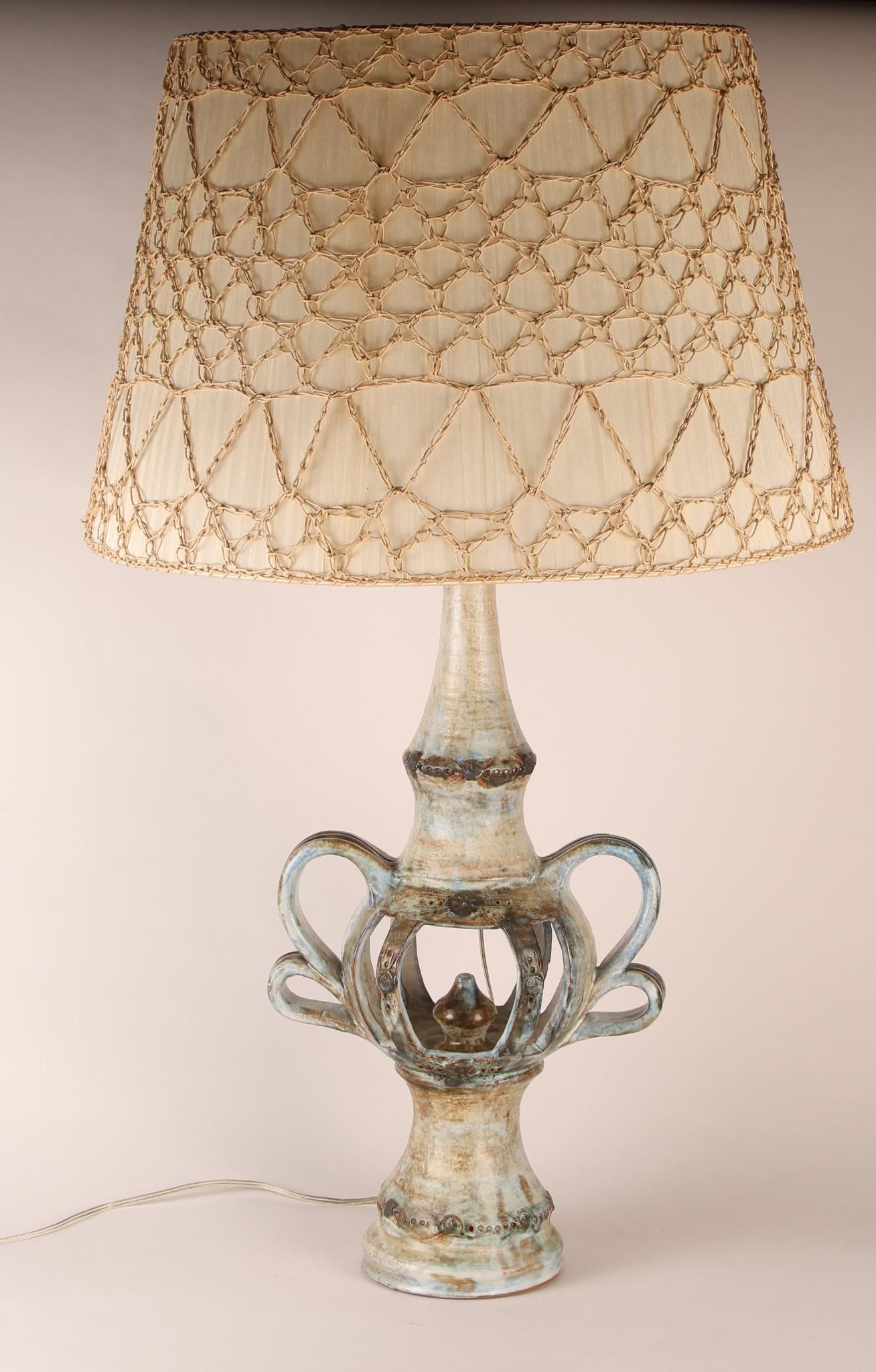 Françoise CHEDEVILLE (né en 1940) Pied de lampe en céramique émaillée à décor d'épi de faitage. Signé. Hauteur du pie...