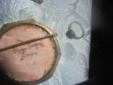une photo en gros plan d'une montre sur laquelle figure une inscription
