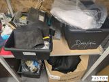 un chariot chargé de nombreux objets dans une pièce