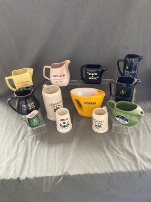 de nombreux types de tasses à café posées sur une table