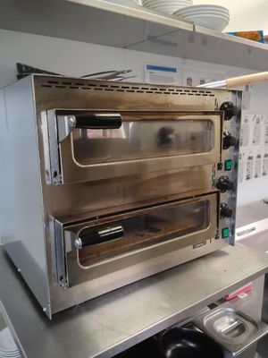 une image d'un four commercial dans une cuisine commerciale