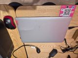 un ordinateur portable posé sur un bureau, avec une souris et un clavier