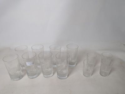 six verres sont alignés sur une table
