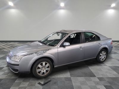 la photo d'une voiture argentée garée dans un garage