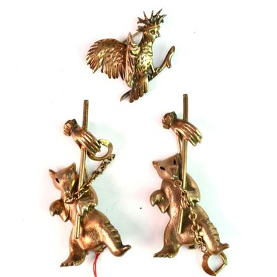 trois figurines d'animaux en laiton posées sur un fond blanc