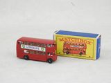 un bus rouge à deux étages à côté d'une boîte de Matchbox