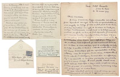 Plusieurs vieilles lettres et enveloppes sont disposées sur une surface blanche