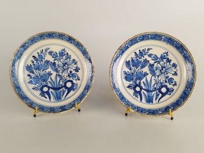 deux assiettes bleues et blanches ornées de fleurs