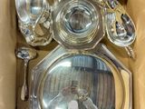 une boîte remplie d'argenterie, avec un miroir à l'intérieur