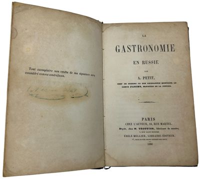 un vieux livre ouvert à une page sur laquelle figure le dessin d'un poisson