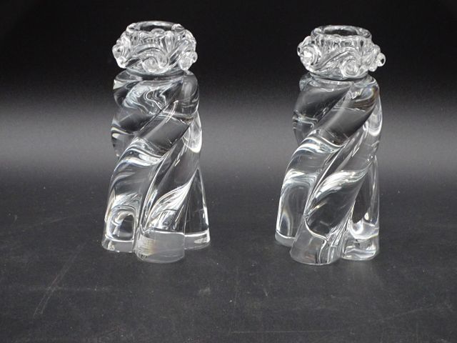 Baccarat : paire de bougeoirs en cristal H : 16 (éclat au pied à ...