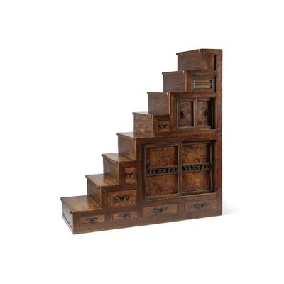 un escalier en bois avec des tiroirs de chaque côté