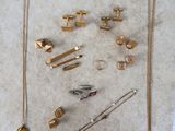 de nombreux types de bijoux sur la table