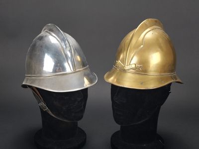 deux casques empilés l'un sur l'autre