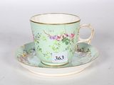 tasse à thé et soucoupe ornées de fleurs sur fond blanc