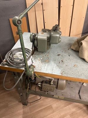 une machine posée sur une table dans une pièce