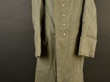 une photo d'un manteau vert sur un mannequin