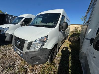 Trois fourgonnettes blanches sont garées côte à côte sur un parking.