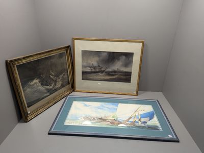 deux photos encadrées représentant des navires, exposées dans un coin de la pièce