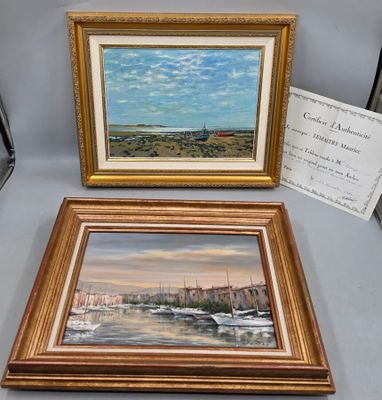 deux tableaux encadrés représentant des bateaux, exposés sur une table