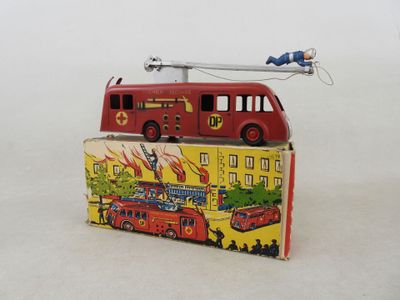 un bus jouet posé sur le dessus d'une boîte