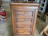 une armoire en bois posée sur une palette dans un entrepôt