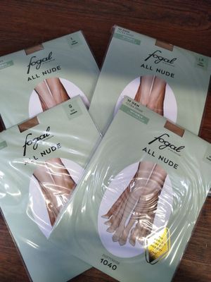 Lot de 32 paires de collants de la marque FOGAL (produits de…