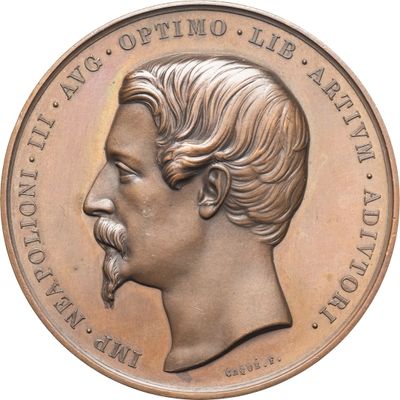 une image montrant un gros plan d'une médaille sur fond blanc