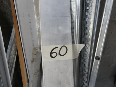une enseigne indiquant « 60 » sur le côté d'un immeuble