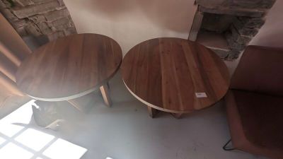 deux tables placées l'une à côté de l'autre dans la pièce