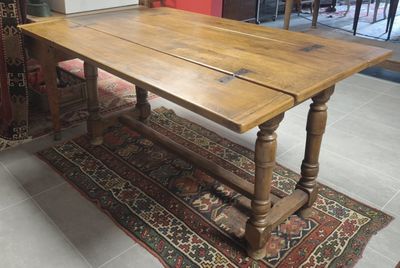 une table en bois avec un plateau en bois, posée sur un tapis dans une pièce