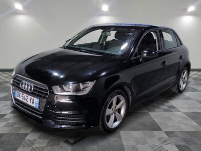 une image d'une voiture audi noire dans une salle d'exposition