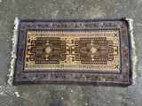 un tapis marron et bleu posé par terre