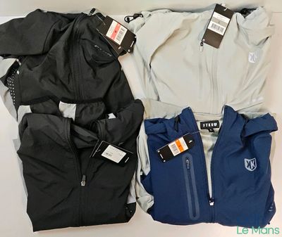 une pile de vêtements posée sur une table