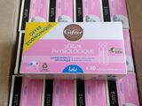 des cartons de couches pour bébés sont empilés les uns sur les autres