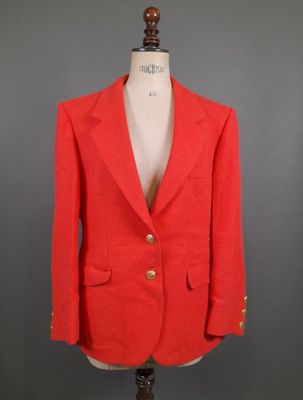 une photo d'une veste rouge sur un mannequin