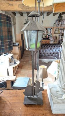 une lampe posée sur une table dans une pièce